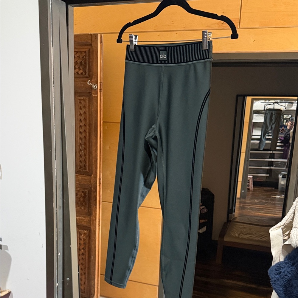 ALO Yoga Airlift 7/8 line up Leggings